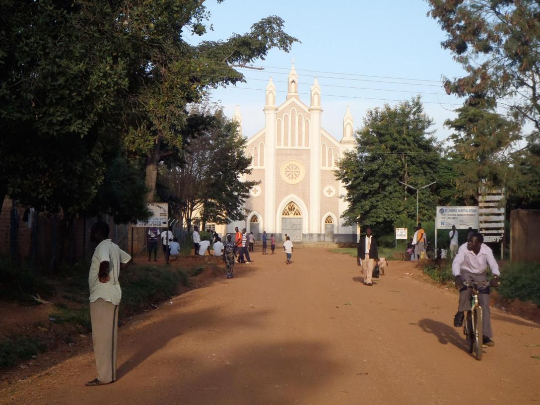 – Joka aamu joka penkkirivi pakattu täyteen ihmisiä, Henni Alava kertoo. Kitgumin katolinen kirkko on kaupungin suurin rakennus. Kuva: Henni Alava